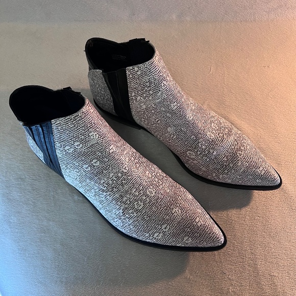 L.A.M.B. Women's Mayor Lizard Print White Pointy Toe Ankle Booties Shoes Sz 10 - Picture 7 of 16